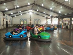 廣場電瓶碰碰車碰撞童真的火花