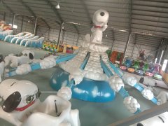 新型游樂設備“飛天史努比”受到更多孩子們的喜愛