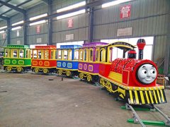 為了讓顧客玩得更開心，維修人員會定期地維護游樂設備