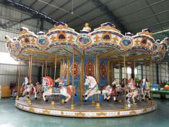 在選擇旋轉木馬游樂設備時，需要注意以下幾點